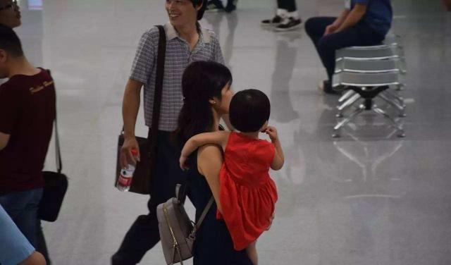 地铁上，这位妈妈火了，有这样的妈妈，还愁养不出高素质的娃吗