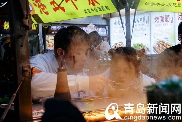 台东夜市 热气腾腾的小吃为人们驱除寒冷带来快乐