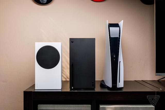 外媒曝光PS5与XSX/S实机对比图 PS5高度达到39CM