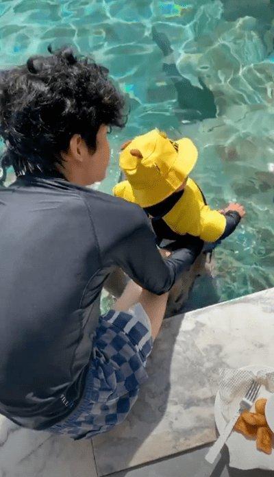 张柏芝首晒全家福，三胎儿子天生黄发，生父疑似外国人电影工厂