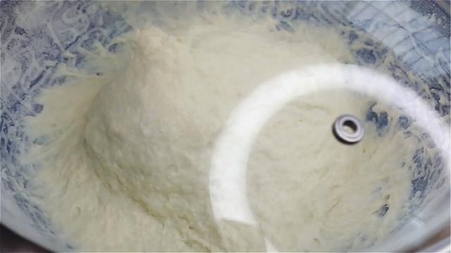 早餐试试这样做，不用揉不用擀，筷子搅一搅，出锅香甜松软，真香