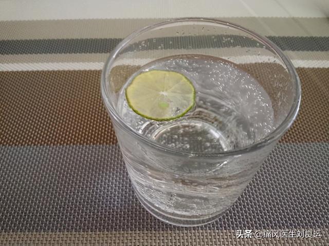 痛风患者喝苏打水能降尿酸治痛风？恐怕您弄错了碳酸氢钠的用处