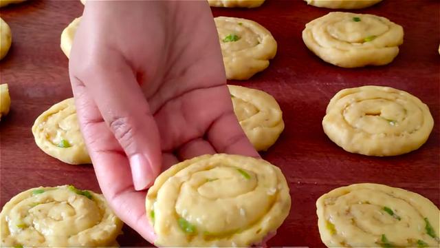 燕麦这样做太好吃了，往里面加3个鸡蛋，比油条好吃，比馅饼简单