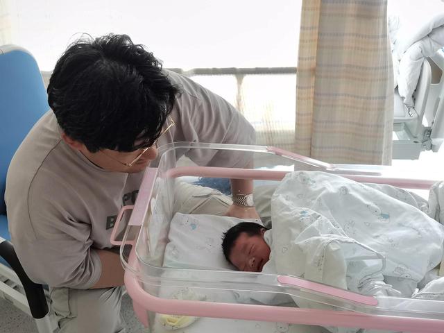 妈妈|南通：准爸爸新爸爸模拟体验分娩阵痛 未到满级纷纷喊痛求饶