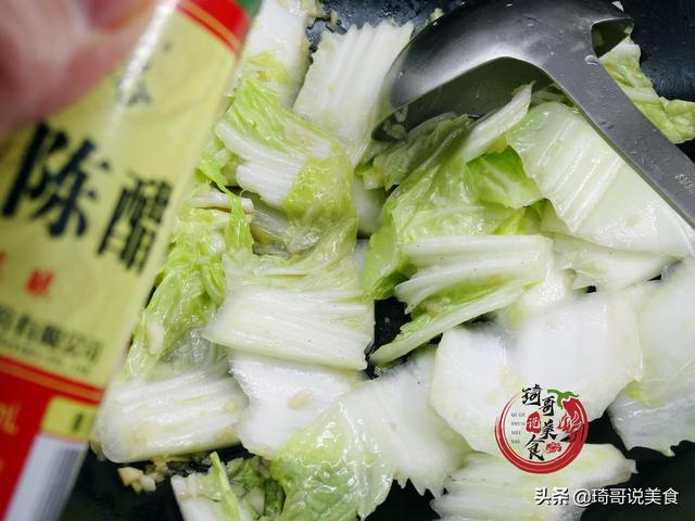 醋溜白菜，什么时候放醋是要点，步骤对了，随便炒白菜都脆爽好吃