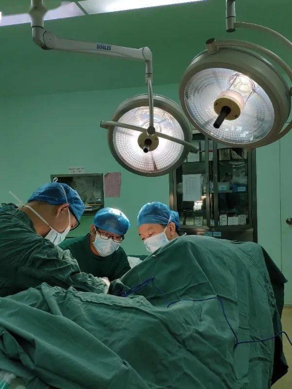 70岁大爷1周不排便，用筷子“捅成”大出血！医生：便秘别硬来