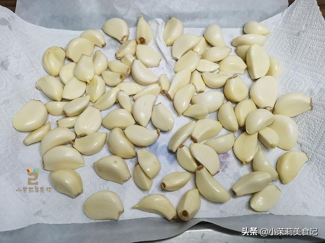 泡腊八蒜，记住“1切2腌3泡”，1天就变绿，炒菜蘸饺子脆又香