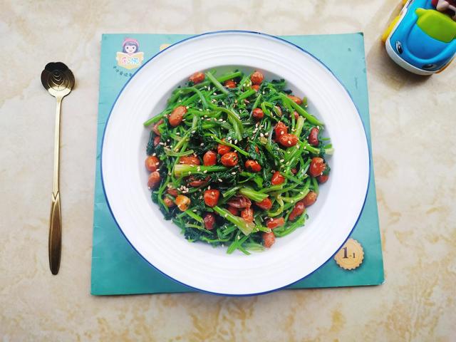 香菜配花生米，几分钟就搞定一盘下酒菜，成本只要几块钱