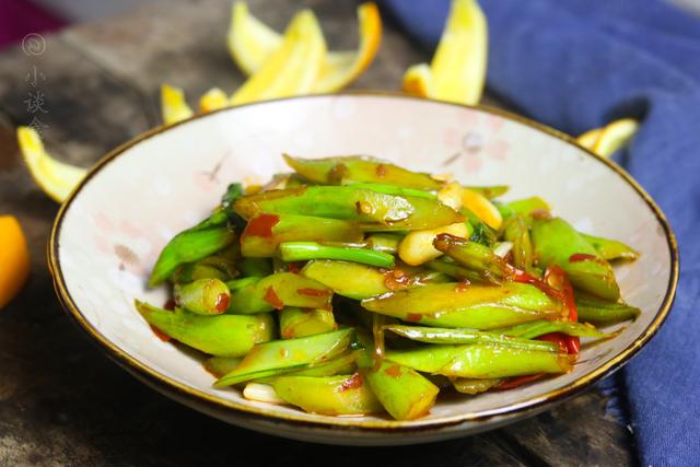 一种青菜，俗称“菜薹”，记住，梗比叶子好吃，配上辣椒特下饭