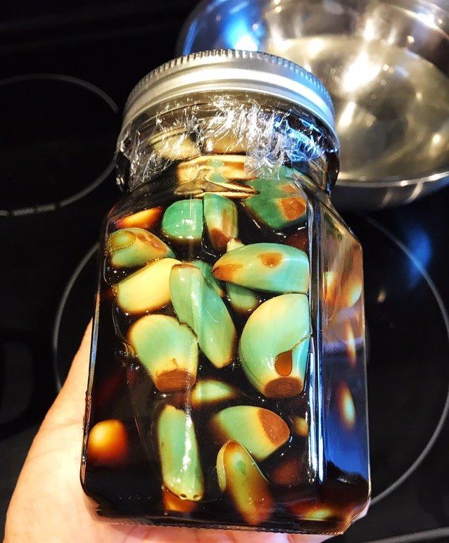 腌腊八蒜，只加醋不对！多做2个步骤，3天变绿，脆爽开胃又解腻