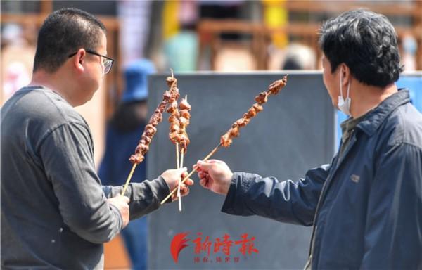 猪肉|宽厚里网红猪肉大串“出圈”：单店一年卖出近60万串，相当于900余头猪