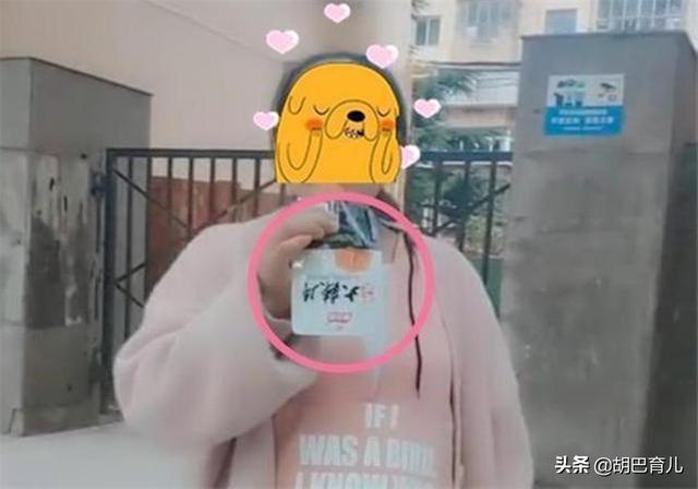 超级宝妈▲“我去拿快递”，孕妈出门半小时未归，婆婆找到后哭笑不得