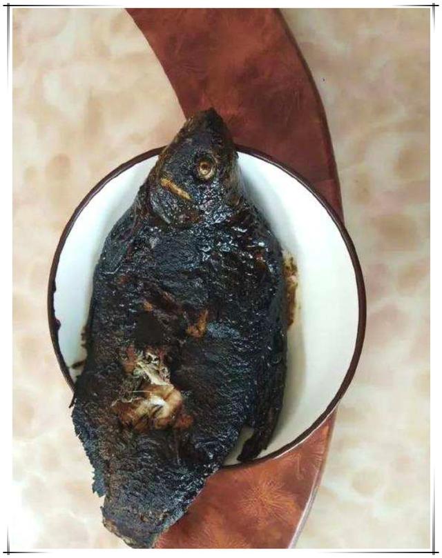 #你的育儿经#假期宝妈纷纷学做饭，看完“翻车”现场图，网友：孩子活着不容易