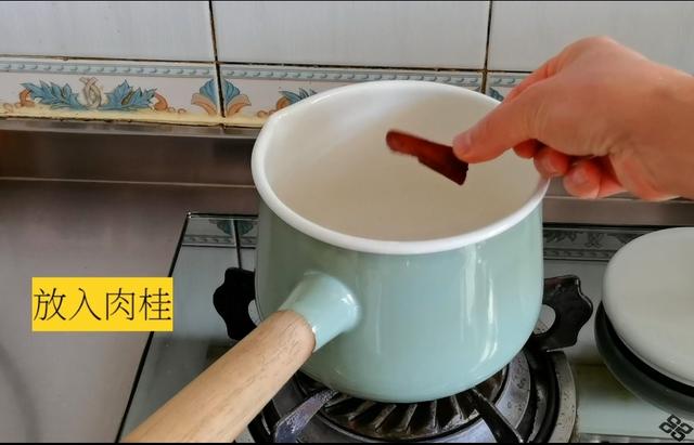 1个苹果和1根胡萝卜放一起，风味真独特，冬天喝上一杯太暖和了