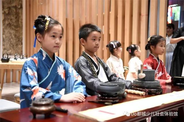 从识茶具到习茶礼，从布茶席到品茶香…本周五来赴一场冬日亲子茶会