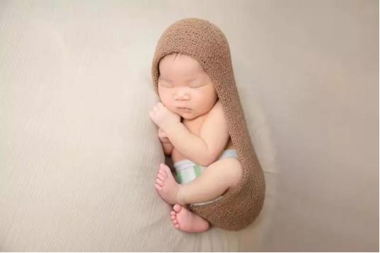 「超级宝妈」妻子正在待产，老公却“霸占”床位睡得很香，网友：是真爱没错