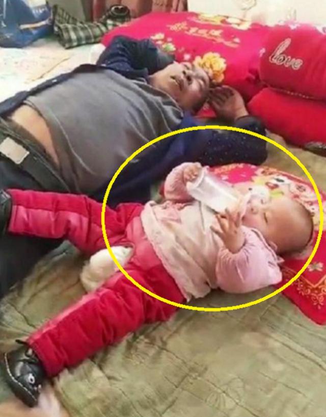 超级宝妈|爷爷给孙女喂奶把自己哄睡：宝宝含奶瓶睡觉隐患大，家长别不重视