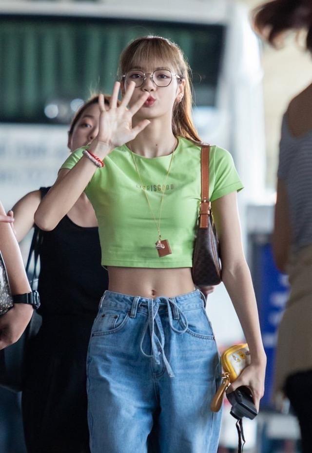 时尚探究社lisa细腰不足巴掌宽李若彤川字腹肌身材辣搓衣板身材如此