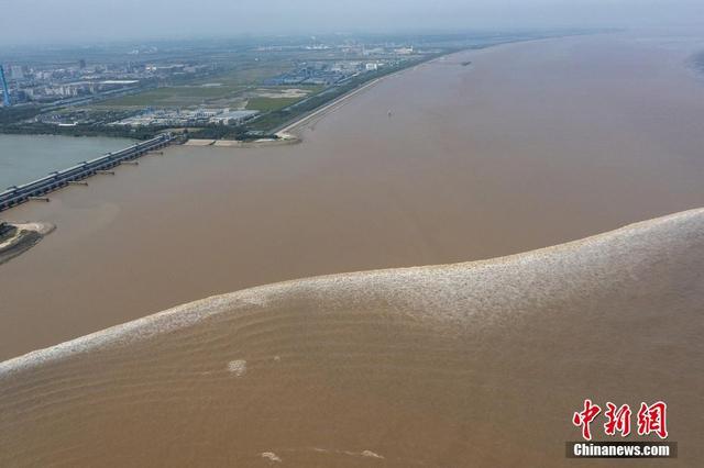 钱塘江年度大潮汹涌而来,众多市民和游客争睹钱塘江大潮的壮观景象
