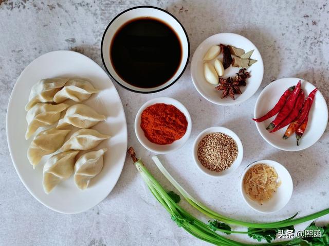 酸汤水饺好吃，辣子和酸醋有诀窍，这样做酸辣鲜香，天冷吃过瘾