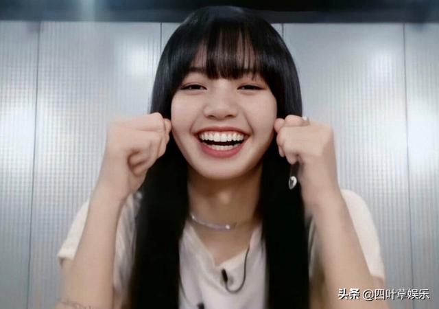 影视交流地：lisa隔空教学舞蹈，看到她身后的背景墙时，粉丝团都不淡定了