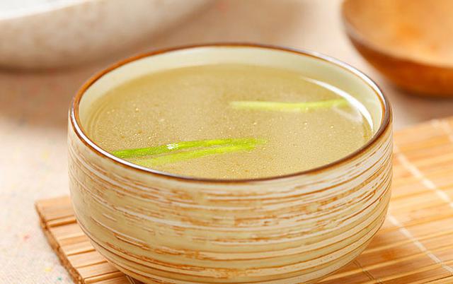 患有脂肪肝、高尿酸的人来说，应该多吃“2黄、少吃3白”