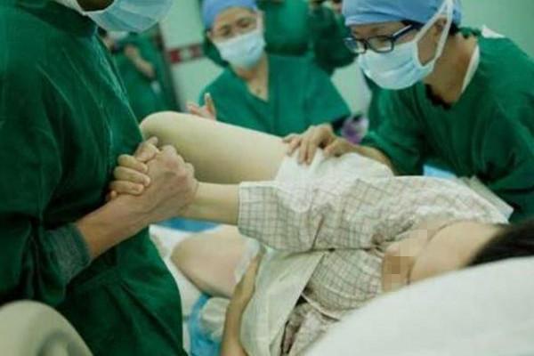超级宝妈：产妇拒绝男医生“刮毛”，想让丈夫来帮忙，医生：你相信他吗？