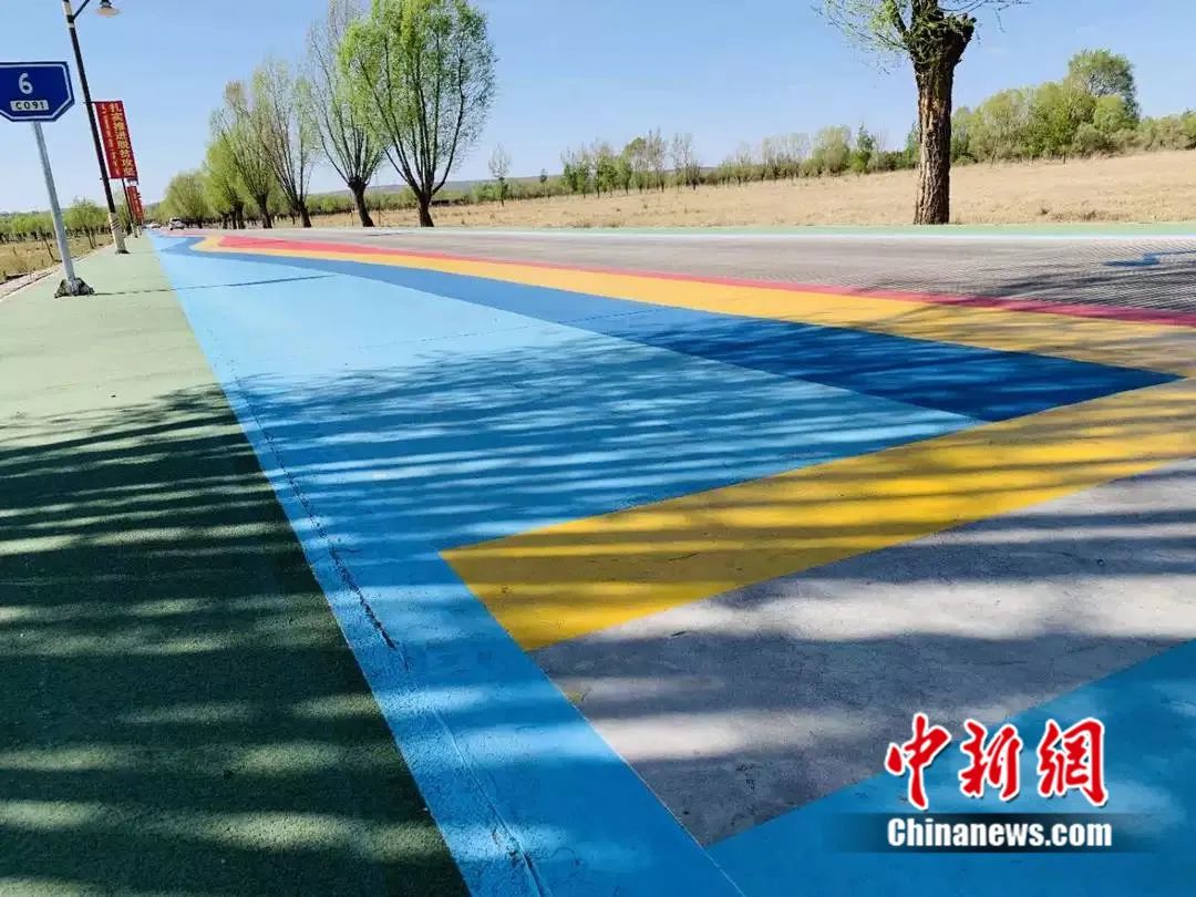 中国新闻网客户端这条公路会唱歌 车主:第一次走到这里还以为车坏了