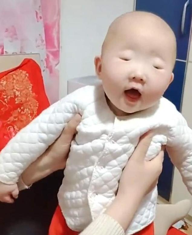 「超级宝妈」宝妈晒“小眼睛”儿子照片，网友看后笑翻：您这是葡萄干吃多了？
