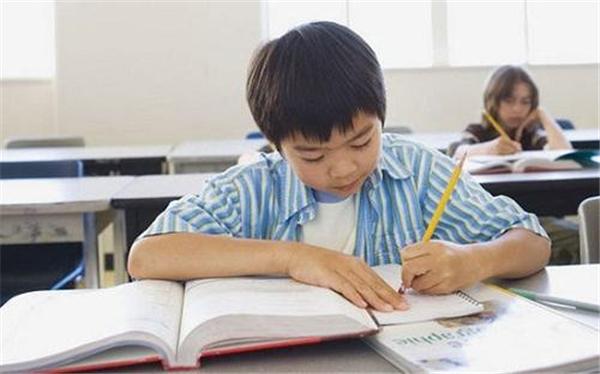 超级宝妈▲“你那么聪明，为什么不努力？”别让你以为的鼓励，毁掉孩子未来