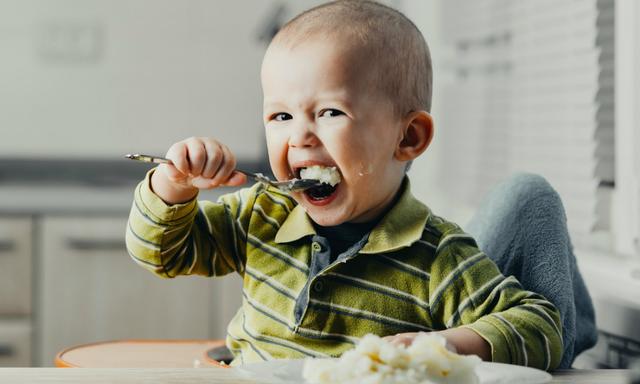 「你的育儿经」宝宝吃辅食就干呕，原来是这么回事！