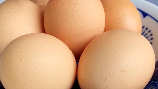 鸡蛋不用水煮了，只需要1张纸，1分钟煮一锅，老嫩适中轻松剥壳