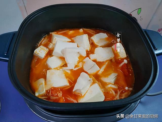 番茄金针菇烧豆腐，成本不到8块钱，热乎乎上桌，暖胃又下饭