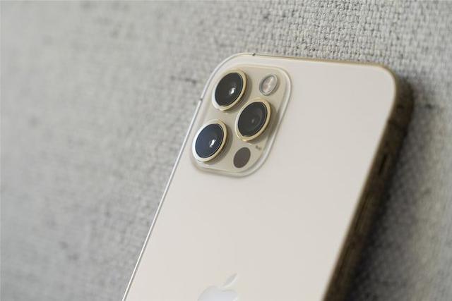 米10至尊版PK iPhone 12，小米配置香，销量实惨