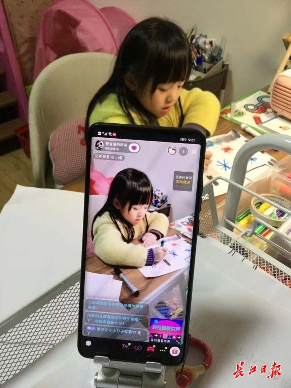超级宝妈：模仿爸爸上网课，5岁萌娃做直播教小朋友画画