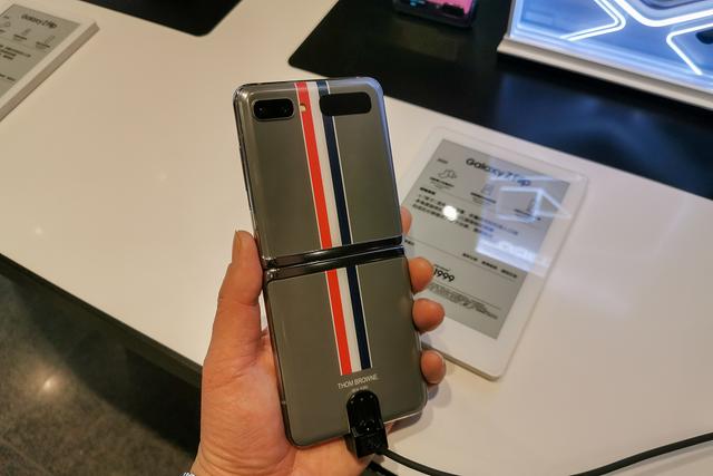 「环球网」三星翻盖折叠手机Galaxy Z Flip亮相上海旗舰店