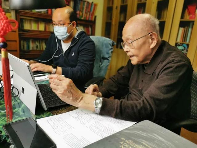 中国教育报▲95岁清华教授开直播授课上热搜，网友：我再也不逃网课了