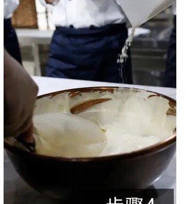 吃货们决不能错过的酸奶草莓蛋糕