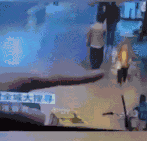 #栀蓝#6岁乞丐街头认出妈妈，却被拒相认：我不是你妈妈，我的孩子在家