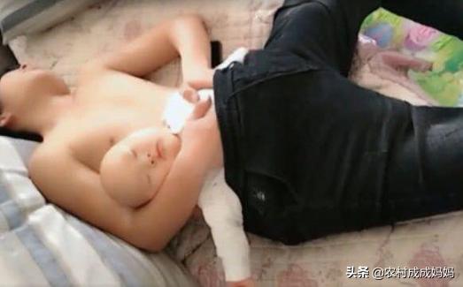 「你的育儿经」大一旬的哥哥抱着弟弟午睡，这样的姿势，让人忍不住笑了