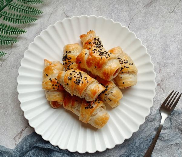 简易版手抓饼酥皮，咬一口还有香肠，简单美味