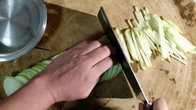 香炸素萝卜丸子这样才最酥脆好吃，不加水不回软，外焦里嫩不油腻