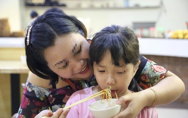超级宝妈|从小在脏乱差家庭长大的小孩，往往在四个方面易掉队？父母对照下