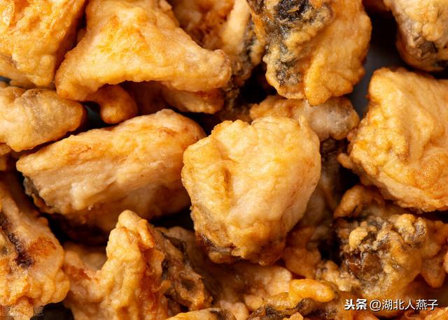 炸鱼块裹淀粉还是裹面粉？炸鱼块这样做金黄酥脆，鱼肉非常嫩