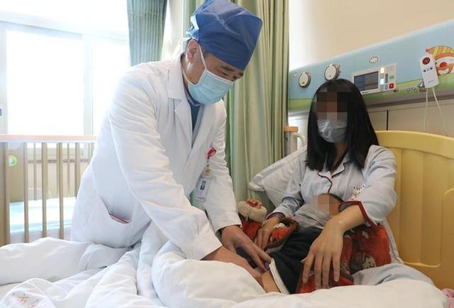 「超级宝妈」举高高后宝宝突然大哭，杭州有医院一月接诊60余例“牵拉肘”患儿