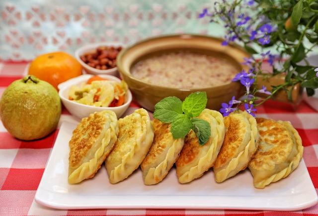 韭菜盒子的家常做法，牢记3个步骤，韭菜不出水，薄皮馅多