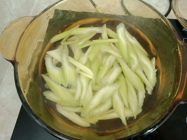 虾仁西芹，炒这种清淡菜的时候，牢记3点，做出来颜色鲜艳还鲜美