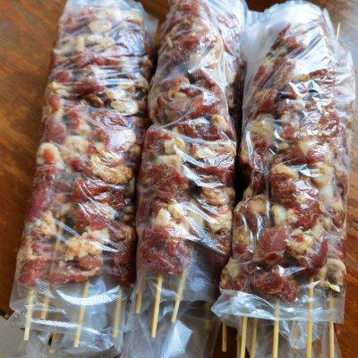 简单易做的#家庭烤箱版羊肉串#，让人吃了还想吃