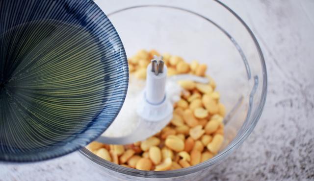 自己做的花生酱吃起来才放心，没有添加剂，用途多多，好吃健康