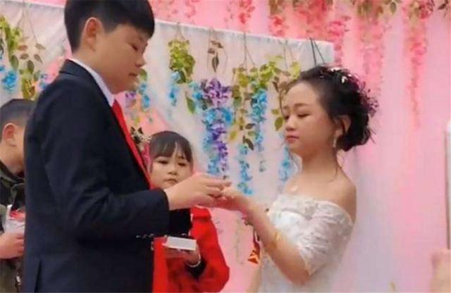 超级宝妈■“袖珍”女孩与1米9丈夫相恋,生下两个混血儿,如今又怀上第三胎